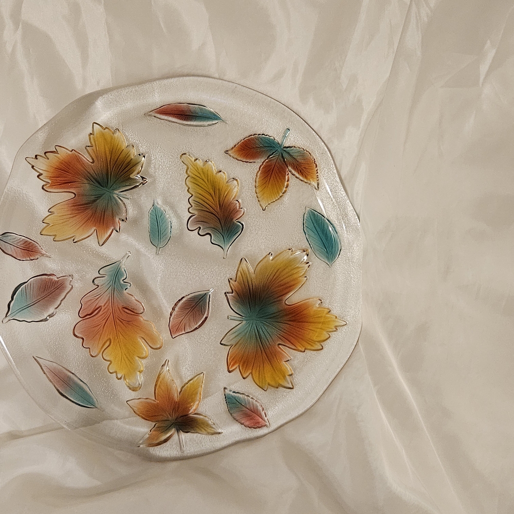 Vibrant Leaf Pattern Plate